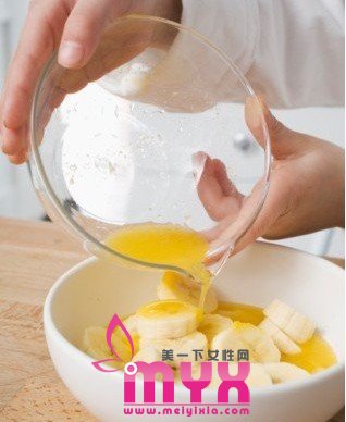 教大家如何新自动手来做蜂蜜保湿面膜