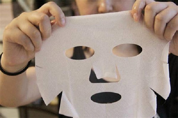 在冬天用面膜觉得太冷了，可以热水泡一下再用吗?