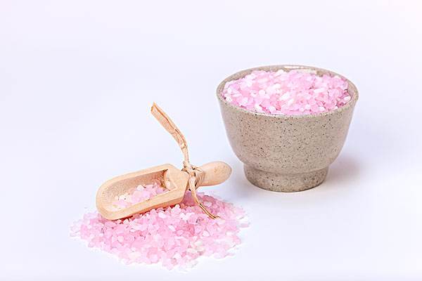 泡澡浴盐要怎么使用才是正确的，浴盐泡澡的作用是什么?